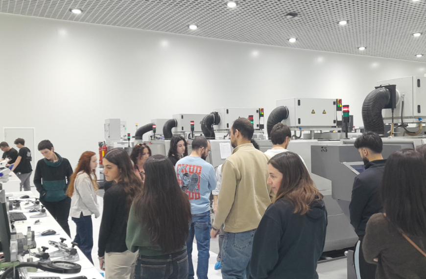 La imatge mostra a diferents membres de la Xarxa Rehab-lab a la planta de producció d'AVINENT, on es poden identificar diferents torns i ordinadors.