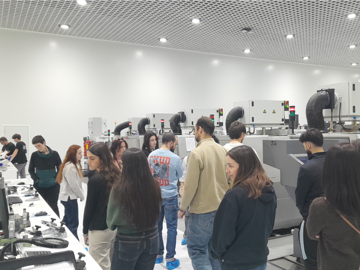 La imatge mostra a diferents membres de la Xarxa Rehab-lab a la planta de producció d'AVINENT, on es poden identificar diferents torns i ordinadors.