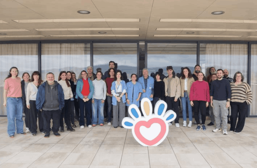 Fotografia de grup dels representants de les noves entitats que van assistir la formació Rehab-Lab