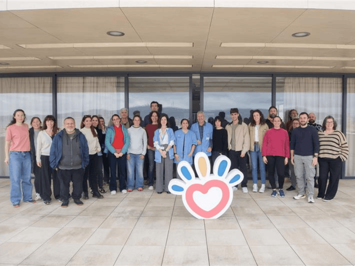 Fotografia de grup dels representants de les noves entitats que van assistir la formació Rehab-Lab