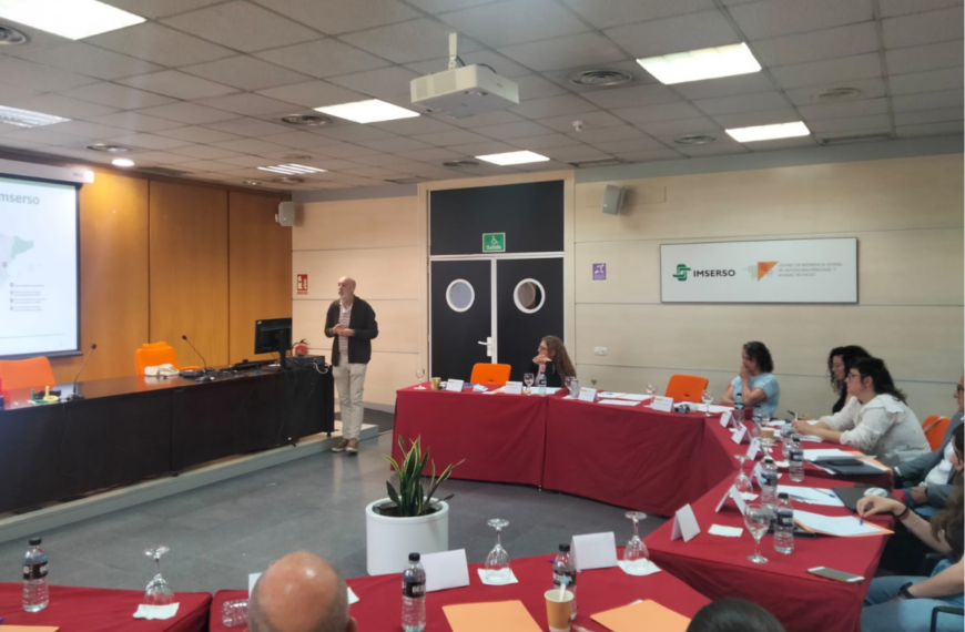 Les diferents entitats que van participar al Foro Fadit presenten el seu projecte davant els altres assistents