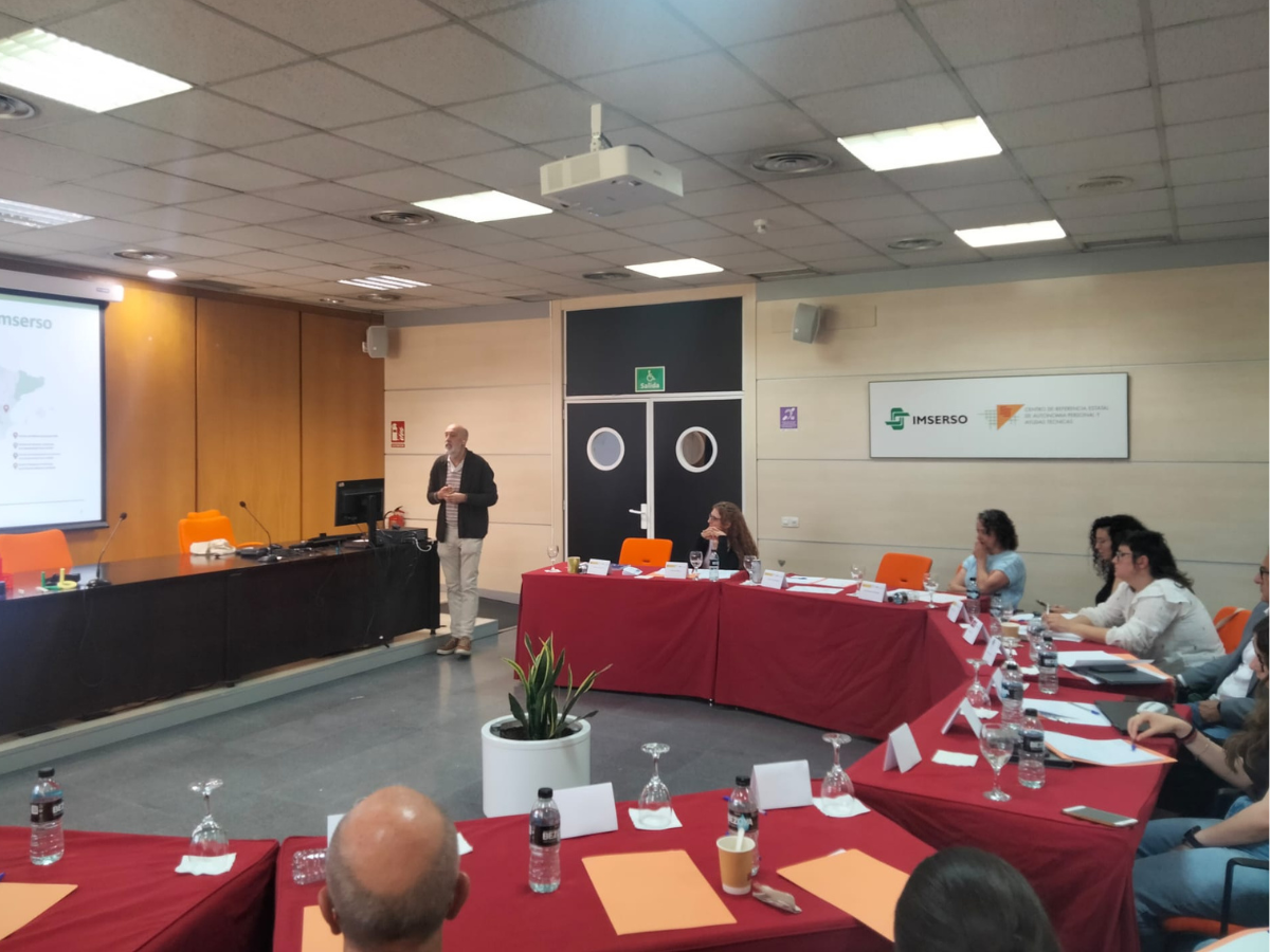 Les diferents entitats que van participar al Foro Fadit presenten el seu projecte davant els altres assistents