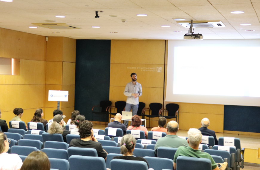 La imatge mostra la sala de conferències de CIM UPC durant la presentació del Marc Bassó dels diferents temes que es parlaria durant la Jornada