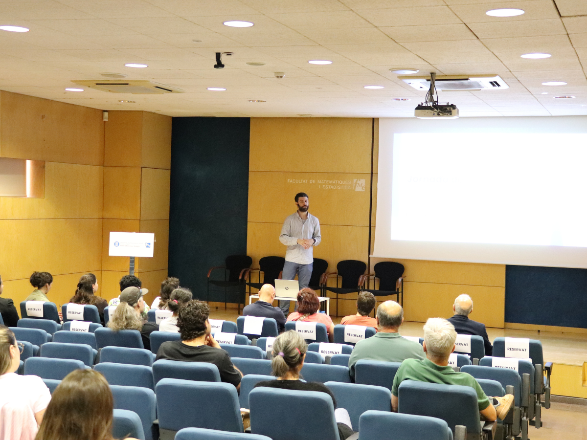 La imatge mostra la sala de conferències de CIM UPC durant la presentació del Marc Bassó dels diferents temes que es parlaria durant la Jornada